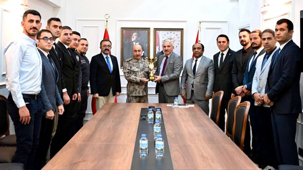 Muğla’da İl Birincisi Olan Emniyetin Voleybol Takımına Tebrik 2